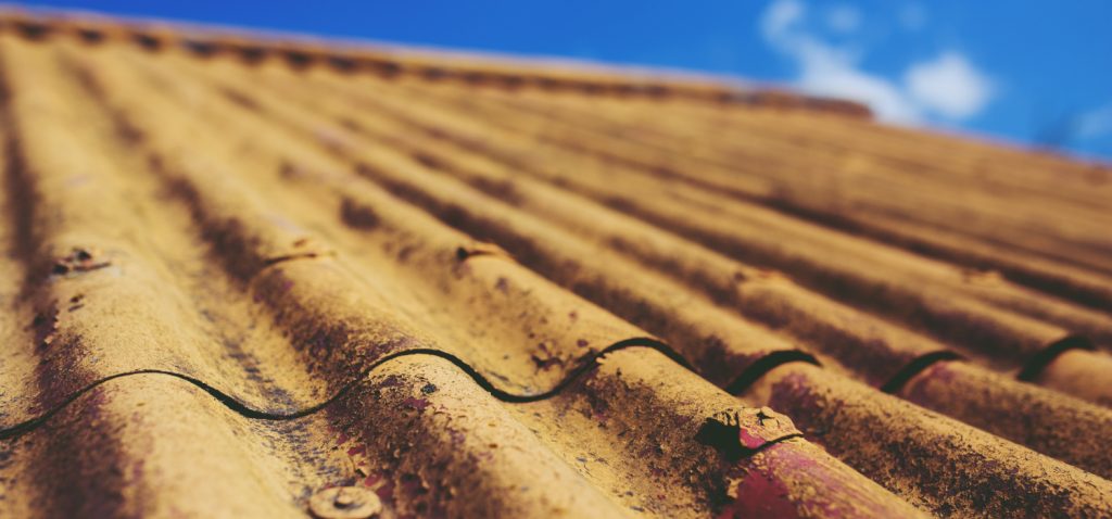 Dach z materiału z zawartością azbestu