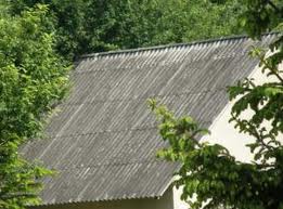 Dach z eterenitu na budynku