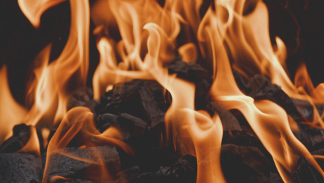 Płonące kawałki węgla